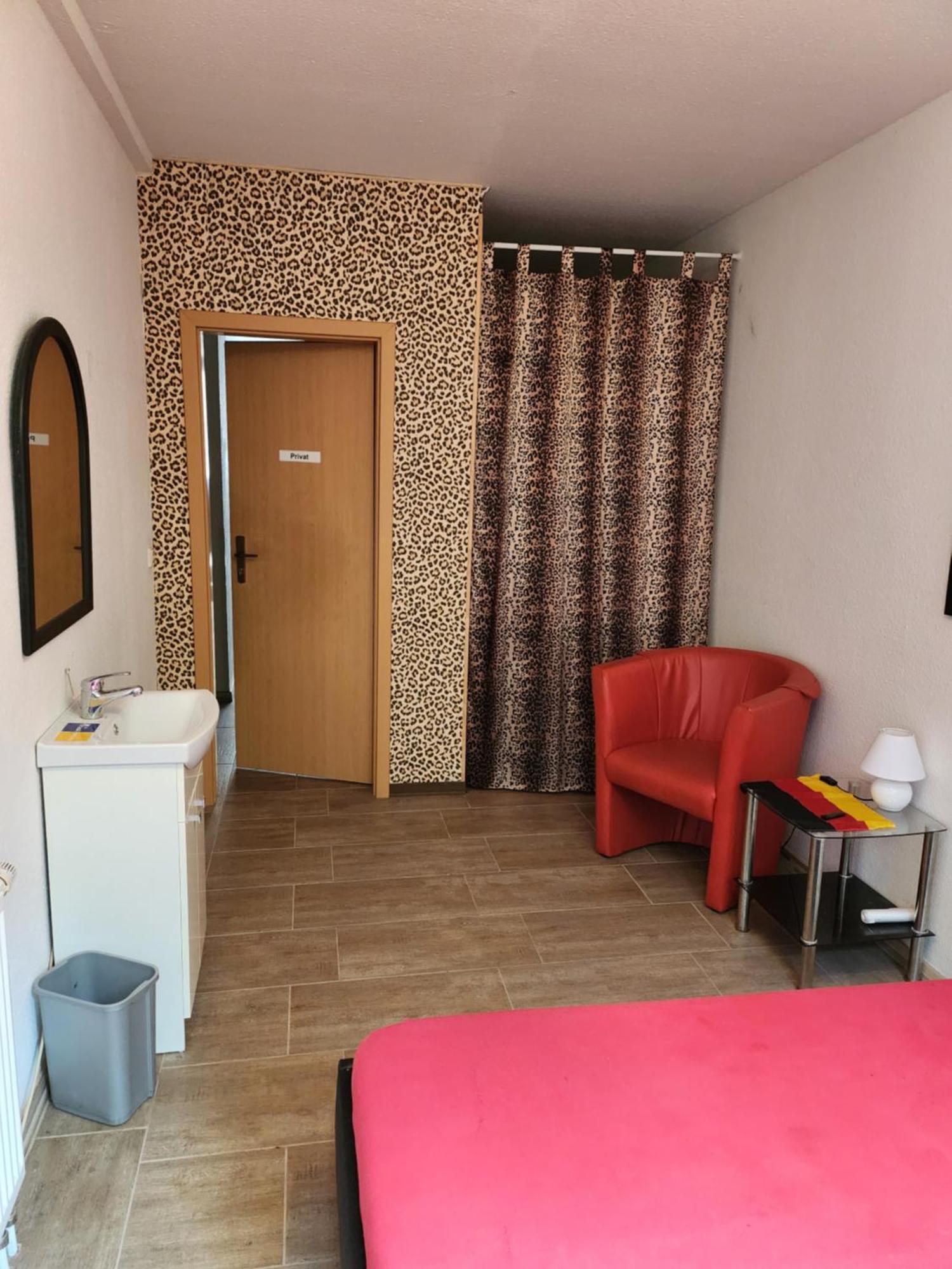 Halle, Top -Preise, 79 Qm Sd Fewo, Eg, Wahlweise Mit 1- 3 Dz, Tv Lounge, Kueche, Bad Wc Einfach Und Gut, Langzeitmieter Vb Preise Halle  Εξωτερικό φωτογραφία