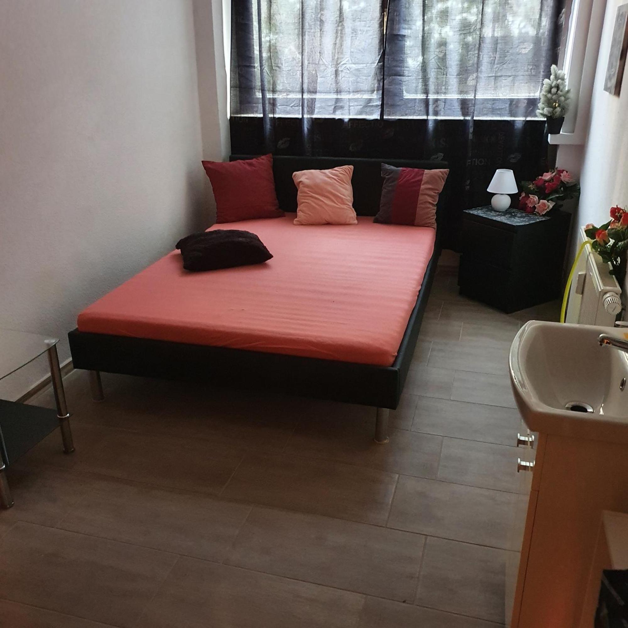 Halle, Top -Preise, 79 Qm Sd Fewo, Eg, Wahlweise Mit 1- 3 Dz, Tv Lounge, Kueche, Bad Wc Einfach Und Gut, Langzeitmieter Vb Preise Halle  Εξωτερικό φωτογραφία